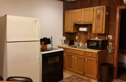 Huntingdon House | Comfy cabin in the woods with huge party deck