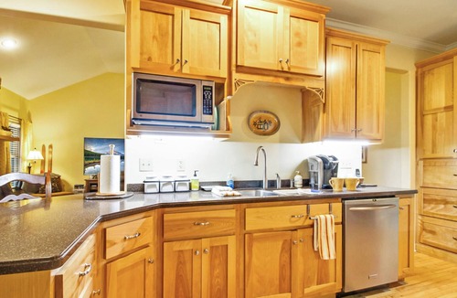 Ozone House | Comfy Mountain Top Home, Pet Friendly, Great Sunsets & Star Gazing from Hot Tub
