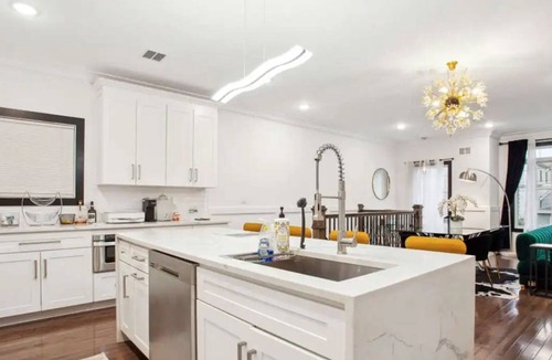 Marion Condo | Contemporary Luxury 3 Bdr Apt for 6 +Free Parking