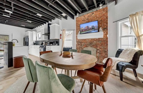 Front Park Apartment | Cool Urban Stay: Downtown Loft