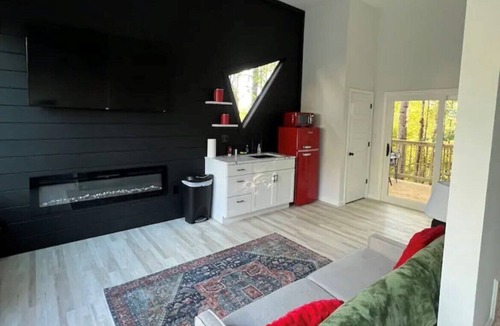 Somerset Ski Chalet | Cordial chalet with a balcony to have coffee with the squirrels