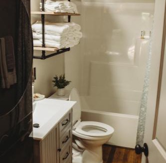 Procious House | Corton Lodge on the Elk River - Riverview Suite