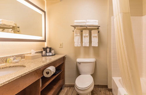 Coshocton Hotel | Coshocton Village Inn and Suites