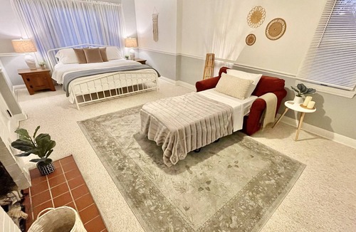 St Albans House | Cottage on College Hill - 4 Bedroom Private home