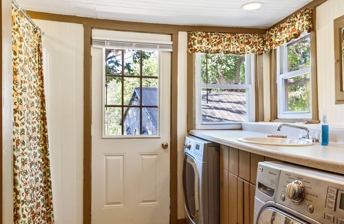 Lenhartsville House | Country Farmhouse, Sleeps 8, Hot Tub