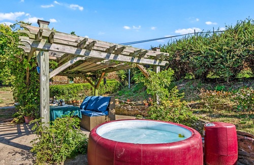 Lenhartsville House | Country Farmhouse, Sleeps 8, Hot Tub