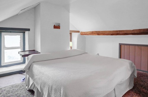 Lenhartsville House | Country Farmhouse, Sleeps 8, Hot Tub
