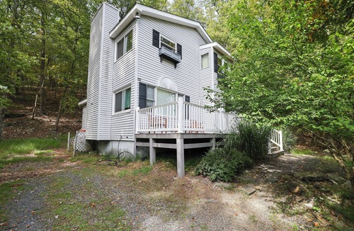 East Stroudsburg House | Cozy 2/3 bedroom house in welcoming Bushkill with Pool Table & Free Amenities.