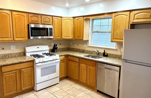Forest Hill Apartment | Cozy 2-bedroom apartment with WiFi, AC, large outdoor balcony