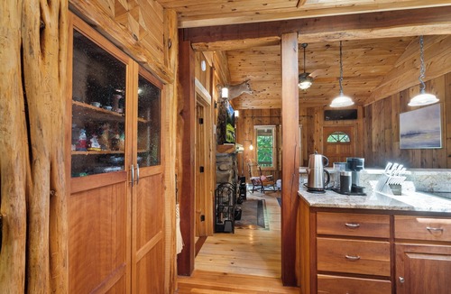 Newton Cabin | Cozy 2-bedroom cabin in Andover with WiFi, W/D AC, Backyard, Front Porch & Grill