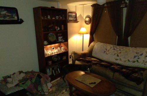 Lake Breeze Park House | Cozy 2 Bedroom Home