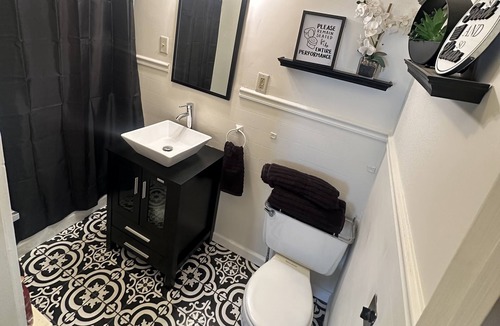 Middleburg Apartment | Cozy 2nd floor brick apartment. Walking distance -Charles Park, pond & dog park
