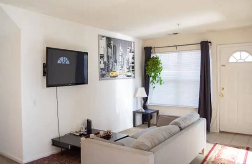 Iselin Apartment | Cozy 3 bed 2 full bath first floor apartment washer dryer 10 minutes to station