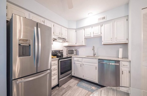 Village Green House | Cozy 3-Bedroom House near the Beach