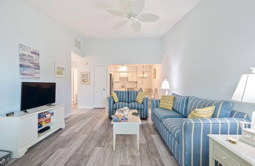 Village Green House | Cozy 3-Bedroom House near the Beach