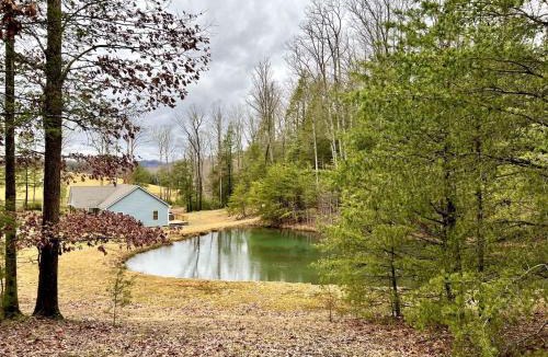 Mt Lookout House | Cozy 3 BR Cabin with Pond on 3 acres - New River Gorge - Summersville Lake