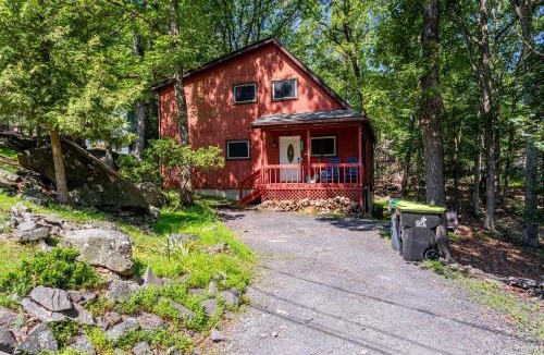 East Stroudsburg House | Cozy 3Br Fire Pit Hammock 2 Minutes to Beach