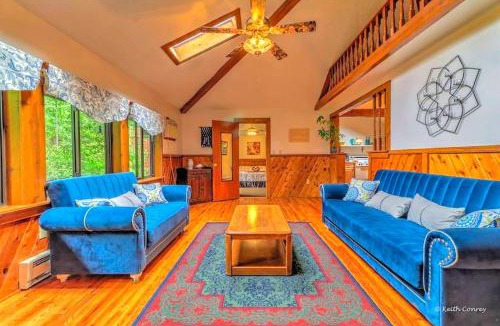 Canadensis House | Cozy and Secluded Cabin with a Fireplace in the Poconos Mountains of Pennsylvania