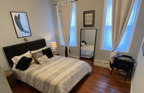 Kensington House | Cozy Artsy Home w Deck and Home Office pet friendly