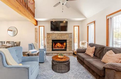 East Stroudsburg House | Cozy Cabin at Poconos With Hot Tub and Fire Pit