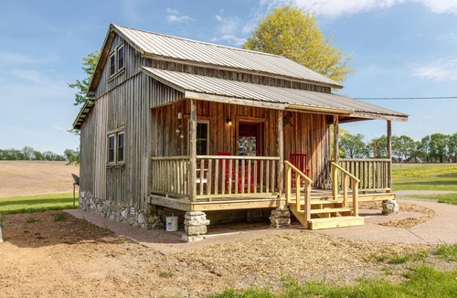 Gallatin Cabin | Cozy Cabin Near Nashville, TN ~ Surrounded By Beautiful Farmland