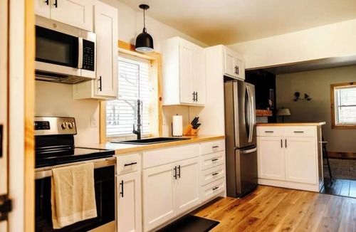 Laurelton Cabin | Cozy Cabin on the Creek with Hot Tub!