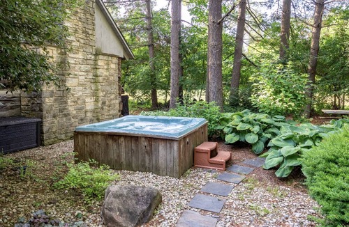 Spring Grove Cabin | Cozy Cabin with fireplace, hot tub & hiking trails
