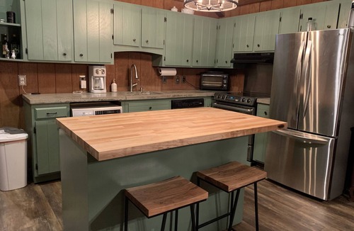 Nellysford Cabin | Cozy Cabin with private HOT TUB!