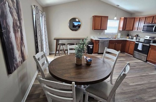 Hamilton House | Cozy Charming Cottage-Style Home