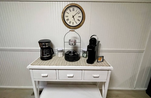 Farmers Cabin | Cozy, Comfy Cabin minutes from Cave Run Lake, I-64, App Harvest, and Morehead.