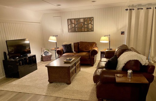 Farmers Cabin | Cozy, Comfy Cabin minutes from Cave Run Lake, I-64, App Harvest, and Morehead.