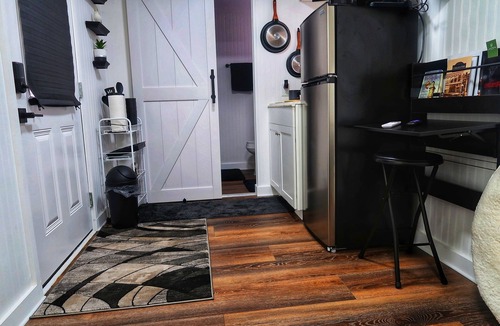 Chillicothe Cabin | Cozy Container House, King Bed, Pets, Wifi, 1 Night Stays, Griddle, Firepit