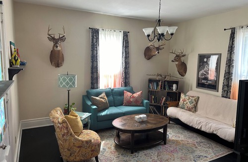 Washington Court House Cottage | Cozy cottage, pet & family friendly W/gym, courtyard, fire pit, office & more!