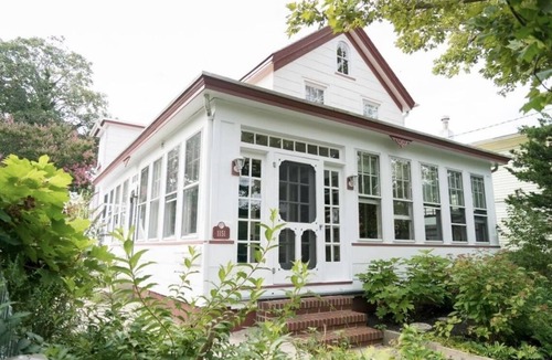Village Green House | Cozy cottage on iconic tree lined Washington Street