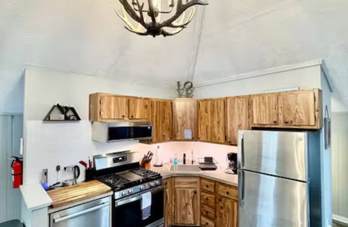 Lake Harmony Estates House | Cozy Cottage: Private Lake Access, Fires & Fun!