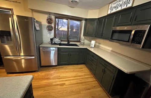 Goshen House | Cozy Country Home/Hot Tub/Pool/WI-FI/King Bed/Gym