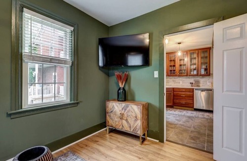 Mountville House | Cozy Dark & Moody Home, New Reno, 10 mins to Lanc!