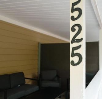 Maryville House | Cozy Duplex w King Bed 2 Full