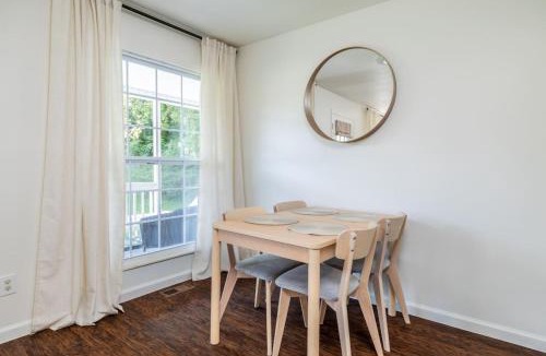 Maryville House | Cozy Duplex w King Bed 2 Full