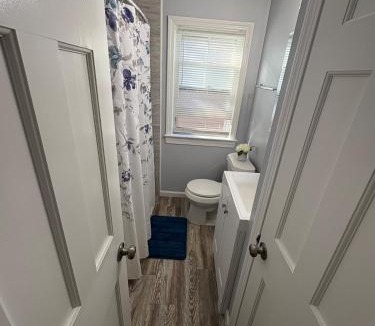 Euclid House | Cozy Euclid Home Near Lakefront