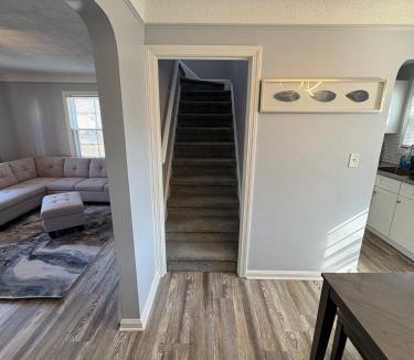 Euclid House | Cozy Euclid Home Near Lakefront