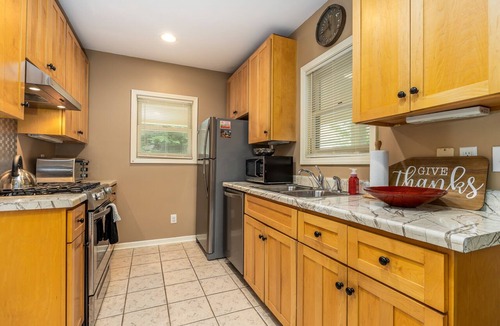 Galena House | Cozy Fall Stroll 2 Town ~ Farmhouse Feel, Pet Friendly, Wildlife all around!