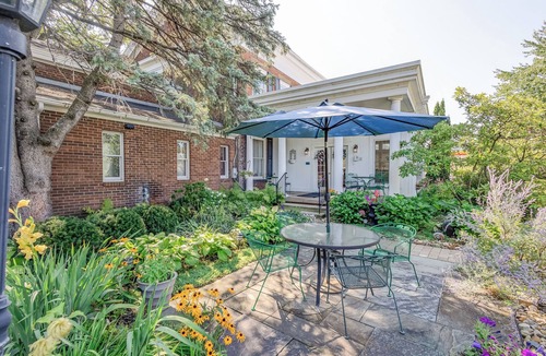 Mount Vernon Bed & Breakfast | Cozy Garden Retreat at The Mount Vernon Inn/Cooked To Order Breakfast Included