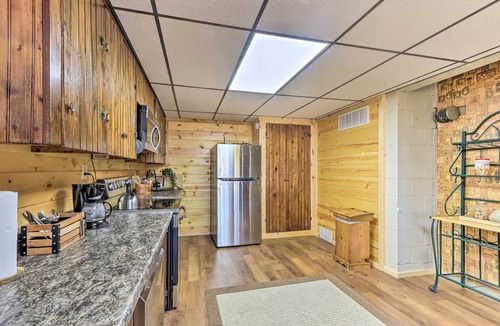 Harrisonville Cabin | Cozy Getaway < 1 Mi to Cowans Gap State Park!