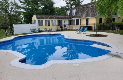 Lovettsville House | Cozy Hemingway Retreat 3500sf HotTub Pool Tennis Ct