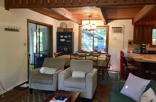 Bushkill House | Cozy house 15 mins to Shawnee Ski Mountain.
