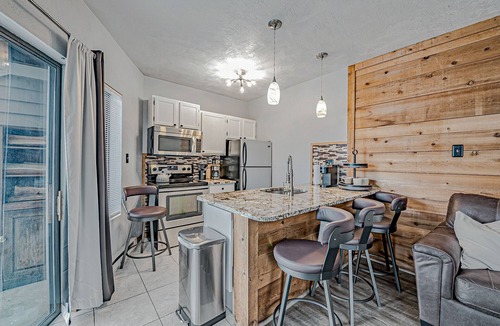 Hidden Valley Condo | Cozy, Lake View Condo in Hidden Valley with Ski Slope Access