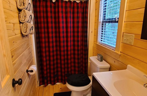 White Cabin | Cozy Log Cabin #3. Minutes from Seven Springs and Hidden Valley!