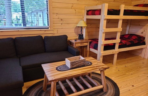 White Cabin | Cozy Log Cabin #4. Minutes from Seven Springs and Hidden Valley!