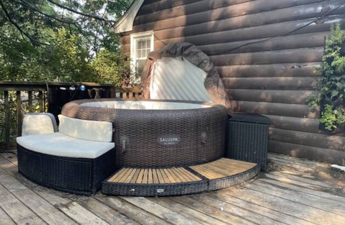 Wantage Cottage | Cozy log lake cottage (Sleeps 6), No pet fee.
